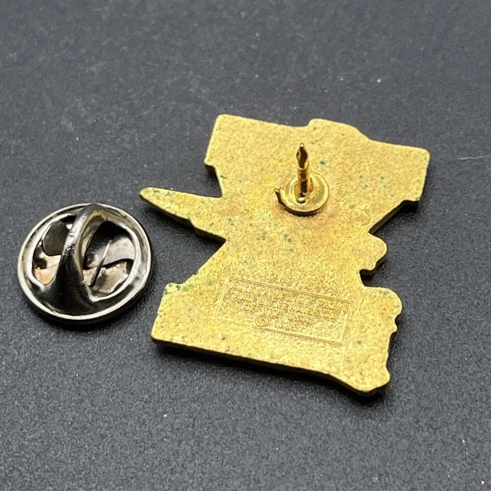 1987 Tenth Pan American Games Marsh Amigo Mascot Shooting Event Lapel‎ Hat Pin